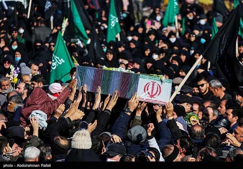 قیام معنادار ایرانی‌ها در تشییع پیکر ۴۰۰ شهید گمنام/ خط و نشان مردم برای دشمنان و اغتشاشگران + فیلم و تصاویر