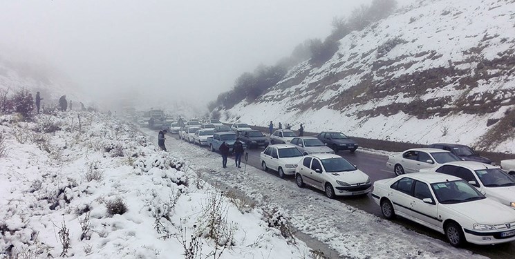 رانندگان هنگام تردد در محورهای کوهستانی تجهیزات زمستانی همراه داشته باشند