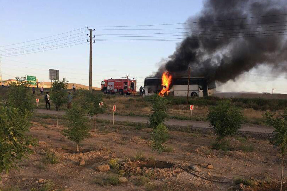 حریق اتوبوس مسافربری در آزادشهر