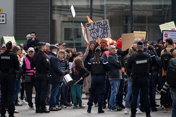 پلیس فرانسه ظروف فلزی معترضانِ اصلاحات بازنشستگی را ضبط کرد!