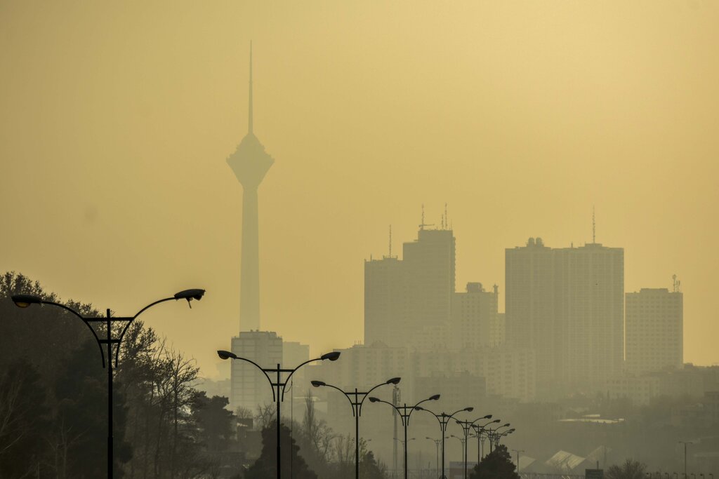 منشأ آلودگی هوای تهران خودرو است یا مازوت‌سوزی نیروگاه‌ها؟ | ۳ راهکار برون‌رفت از آلودگی هوا | پای تحریم‌ هم در میان است