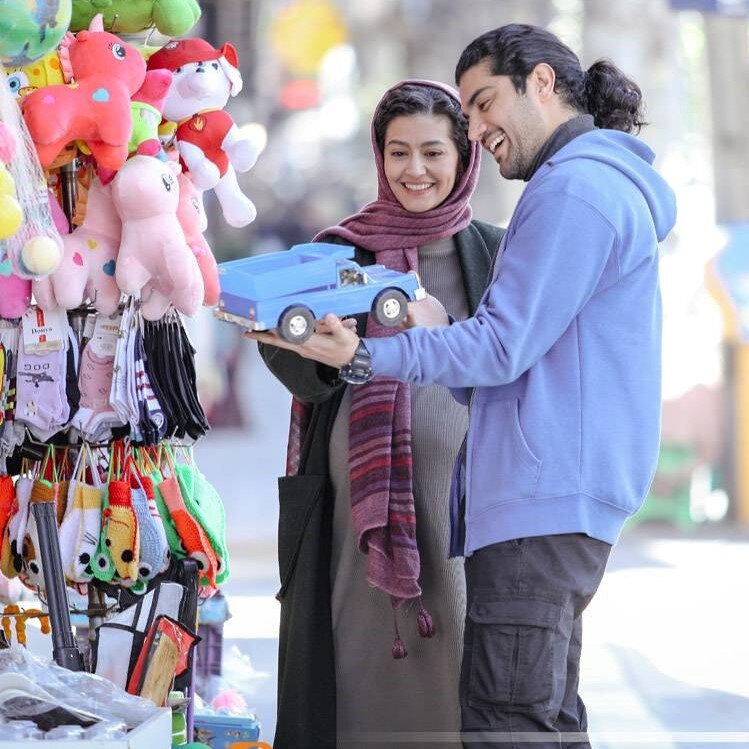 فرهاد آئیش، گوهر خیراندیش، پردیس احمدیه در یک کمدی | «دو روز دیرتر» درباره فرزندآوری است