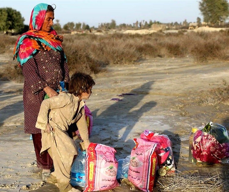 ماجرای خانم بارداری که با بچه‌ای در آغوش در سیل سیستان گرفتار شد | ببینید