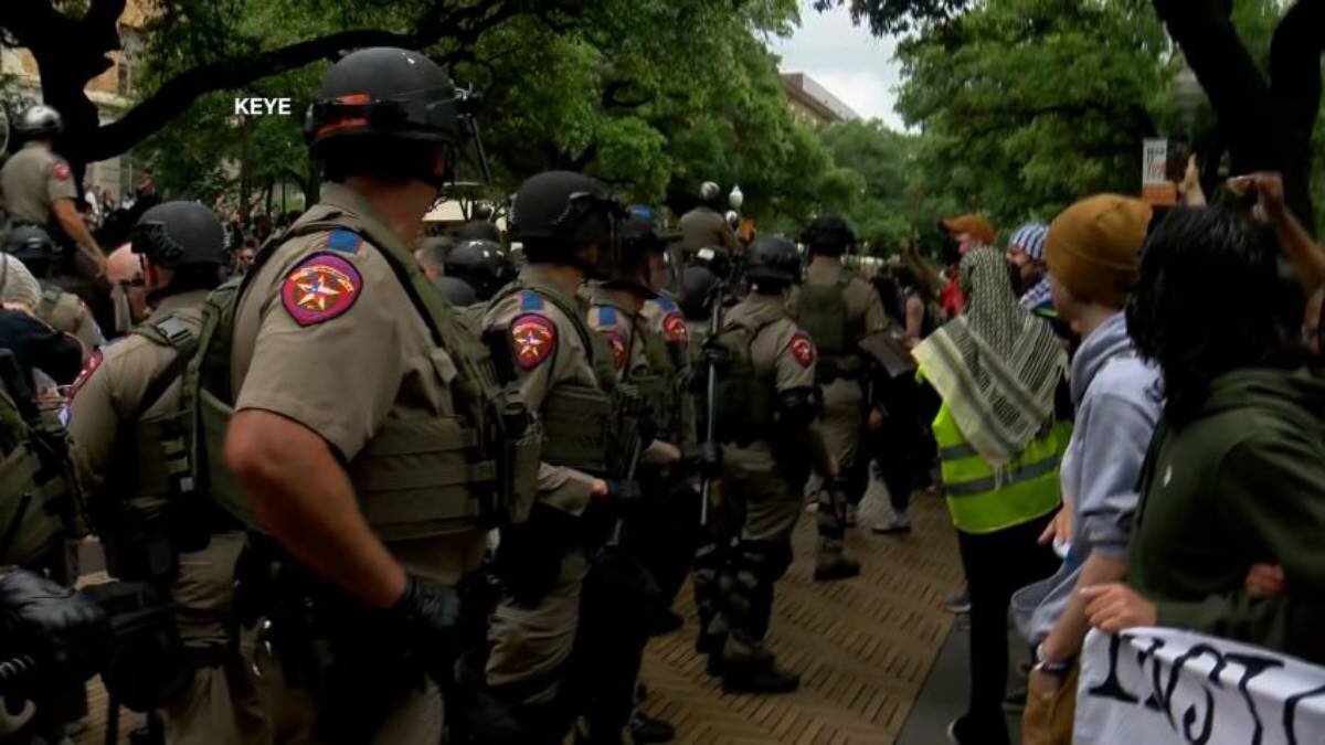  ببینید | لحظه پرتاب فیلم‌‍‌بردار شبکه خبری فاکس ۷ به زمین هنگام پوشش زنده اعتراضات