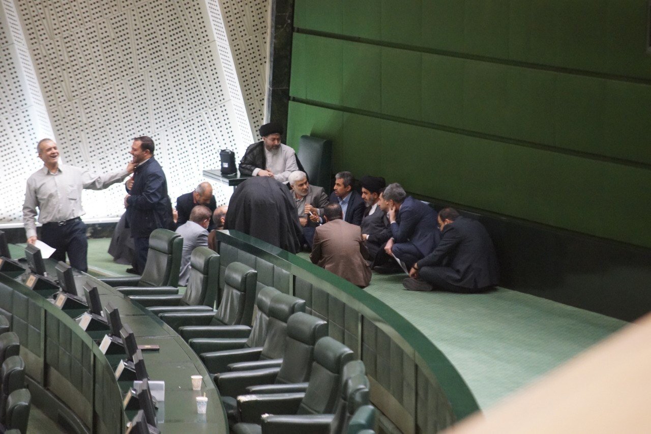 ۳ رقیب جدید قالیباف در کرسی ریاست مجلس /وزرای احمدی نژاد به صف شدند /تفاهم مستقلین و قالیبافی ها بر سر یک صندلی نایب رئی