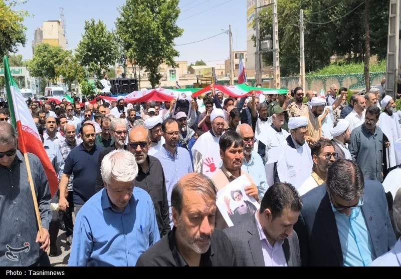 قیام نمازگزاران در محکومیت حمله اسرائیل/ فقط انتقام قیام نمازگزاران در محکومیت حمله اسرائیل/ فقط انتقام